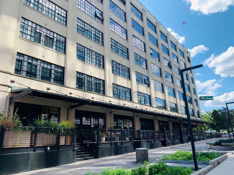 1400 NW Irving St in Portland, OR - Building Photo