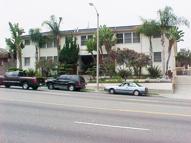 Ladera Gardens in Los Angeles, CA - Building Photo - Building Photo