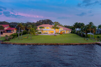 901 SE Riverside Dr in Stuart, FL - Building Photo - Building Photo