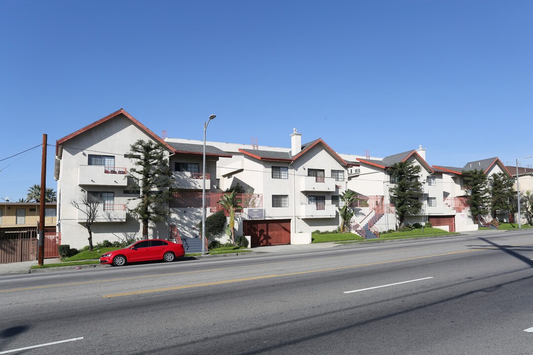 Desoto Pines in Canoga Park, CA - Building Photo
