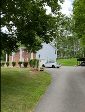 22 Crestwood Rd in Windham, NH - Foto de edificio - Building Photo