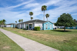 Valley Island Palms Apartments in Edinburg, TX - Foto de edificio - Building Photo