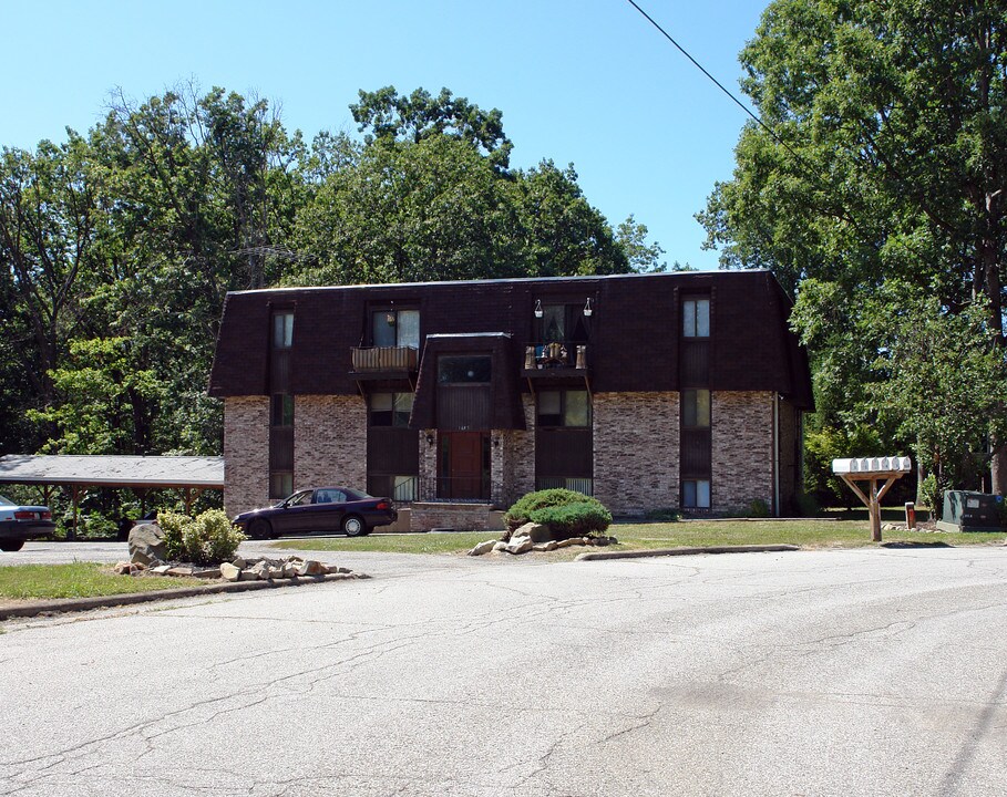 1695 Timber Ct in Niles, OH - Building Photo