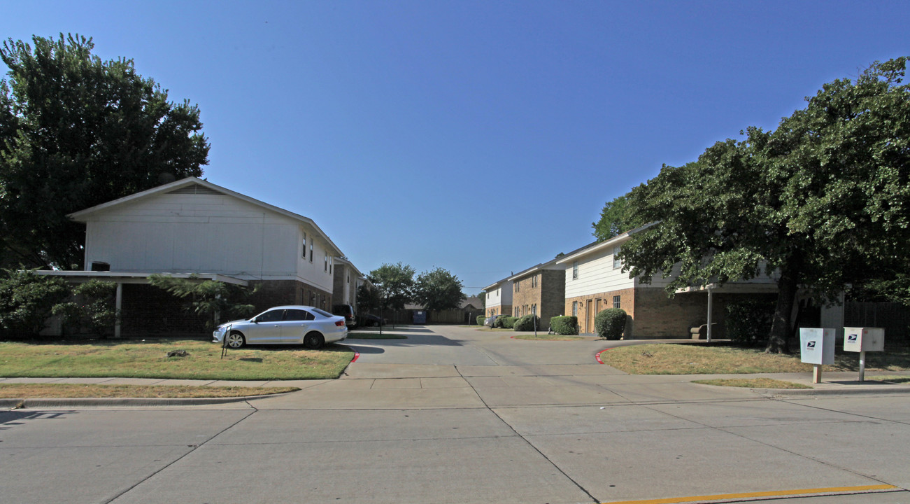 Sanford Villas in Arlington, TX - Building Photo