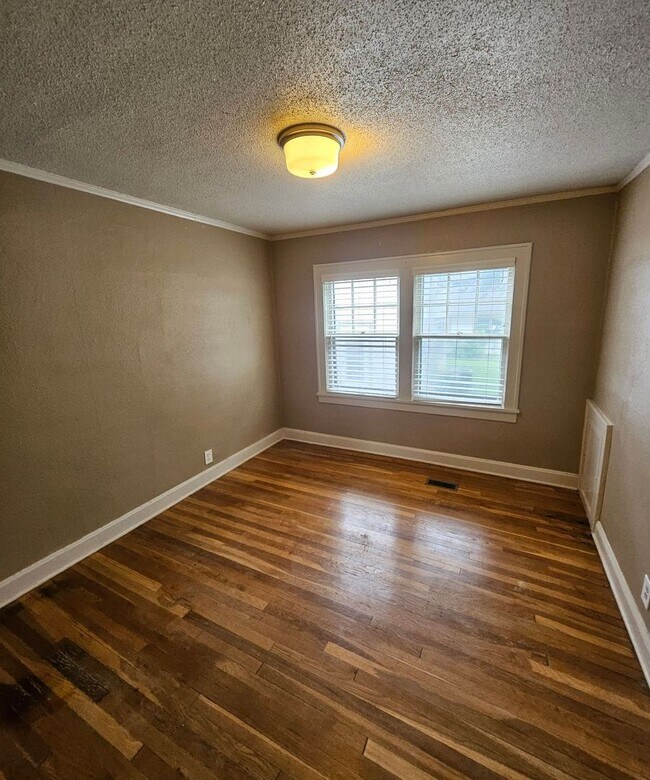 5318-5320 Rockhill Rd in Kansas City, MO - Building Photo - Building Photo