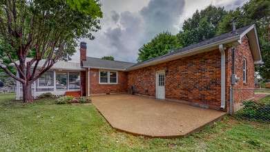 203 Donelson Hills Dr in Nashville, TN - Foto de edificio - Building Photo