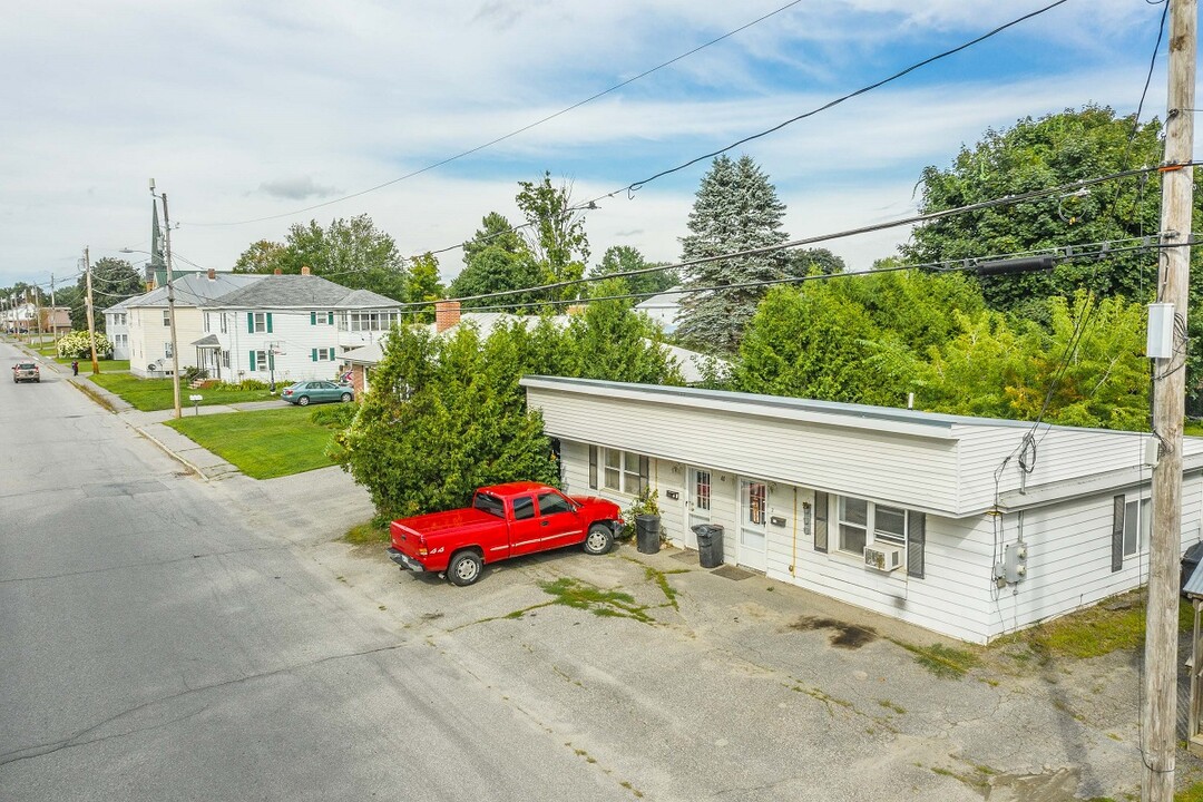 40 Monument Street in Winslow, ME - Foto de edificio