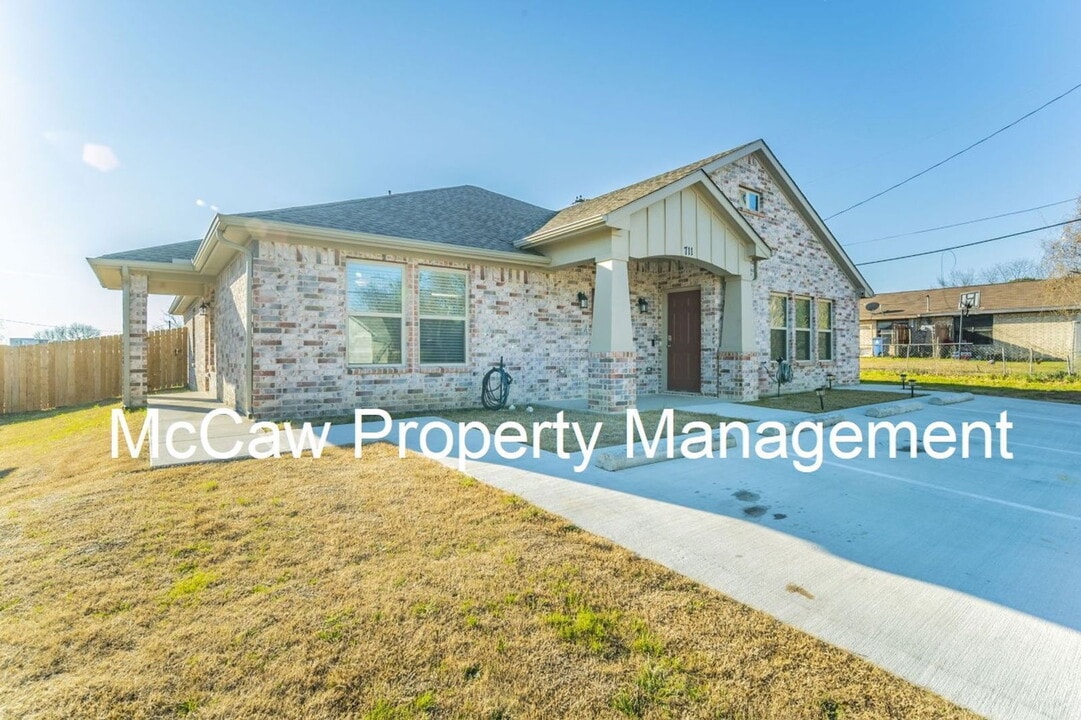 709 W Madison St in Ennis, TX - Building Photo