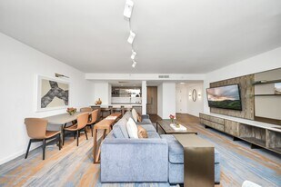 1300 Lamar St in Houston, TX - Building Photo