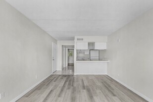 The Lakeside at 2315 in Ft. Myers, FL - Building Photo