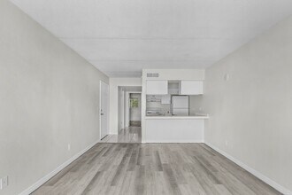 The Lakeside at 2315 in Ft. Myers, FL - Building Photo - Building Photo