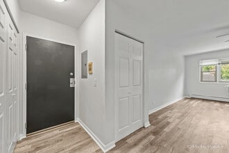 7320 N Rogers Ave, Unit 201 in Chicago, IL - Foto de edificio - Building Photo