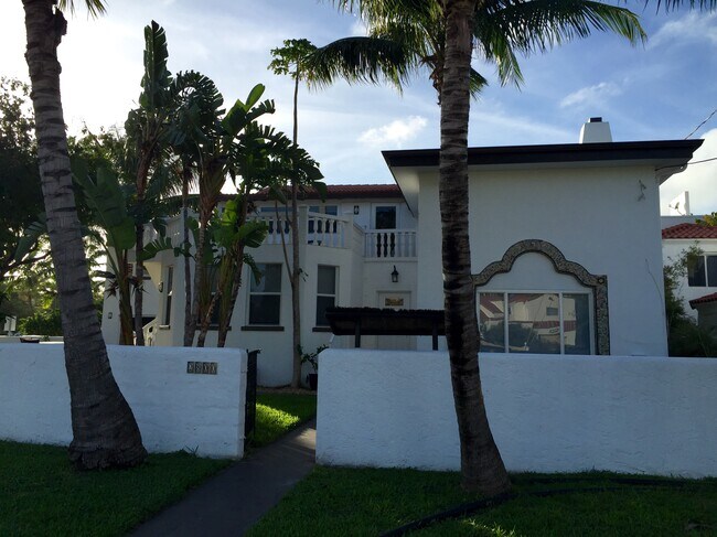 2800 Pine Tree Dr, Unit 1 in Miami Beach, FL - Building Photo - Building Photo