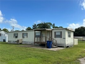 8085 Tolles Dr in North Fort Myers, FL - Building Photo