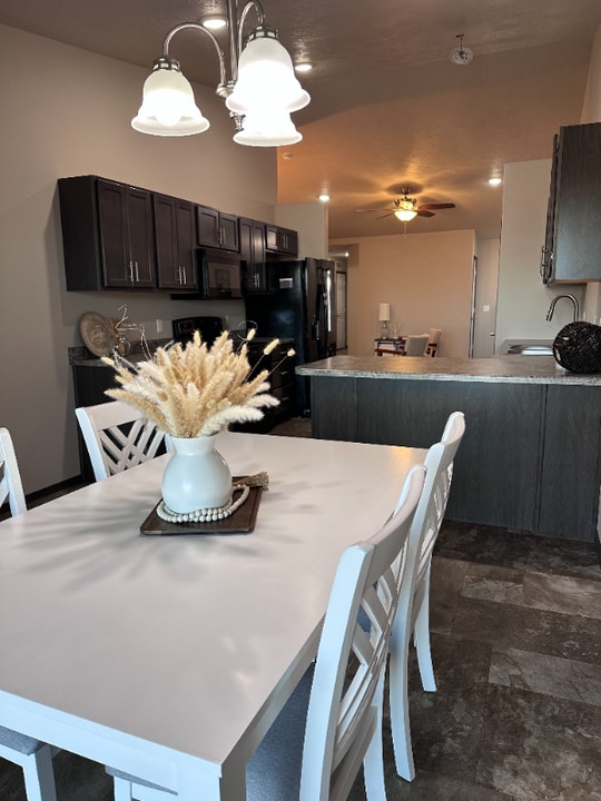 744 Justus Ave in Harrisburg, SD - Foto de edificio