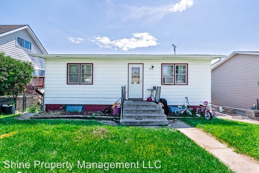 211 E Custer St in Rapid City, SD - Building Photo