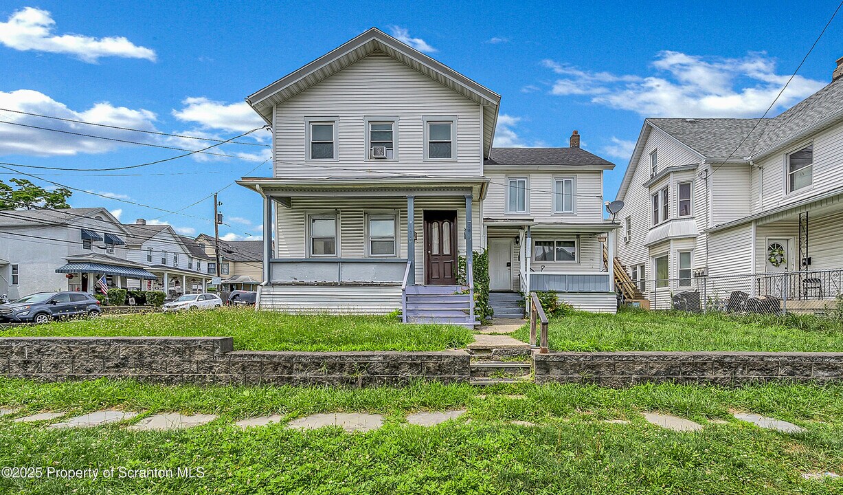 301 N Bromley Ave in Scranton, PA - Building Photo