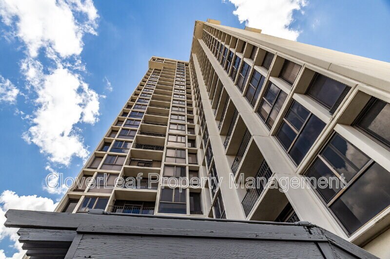 7701 Wurzbach Rd in San Antonio, TX - Building Photo
