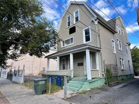 1102 E Main St in Bridgeport, CT - Building Photo
