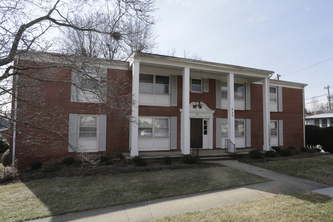 Sixth Avenue Apartments in Hendersonville, NC - Foto de edificio