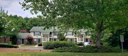 Avery Square in Greensboro, NC - Foto de edificio - Building Photo