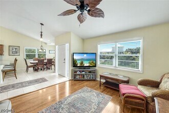 21580 Indian Bayou Dr, Unit 582 in Fort Myers Beach, FL - Foto de edificio - Building Photo