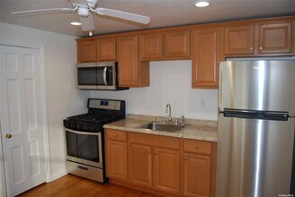 11 Alex Ln in Glen Cove, NY - Foto de edificio - Building Photo