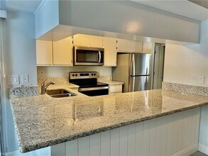 5650 Trailwinds Dr, Unit 122 in Ft. Myers, FL - Building Photo - Building Photo