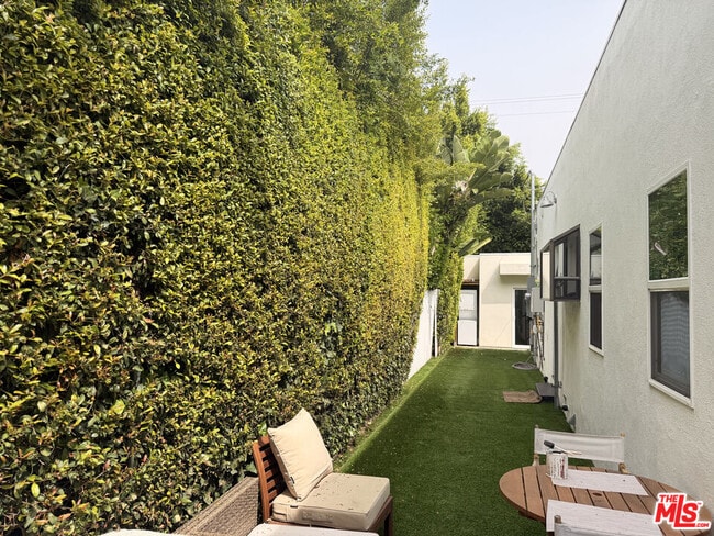 1162 N Poinsettia Pl in West Hollywood, CA - Building Photo - Building Photo