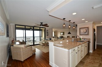 10851 Gulf Shore Dr in Naples, FL - Foto de edificio - Building Photo