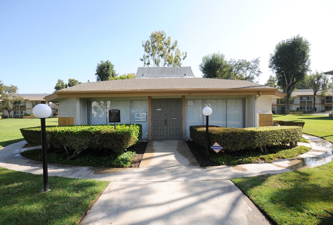 Huntington Villa Yorba Apartments in Huntington Beach, CA - Building Photo