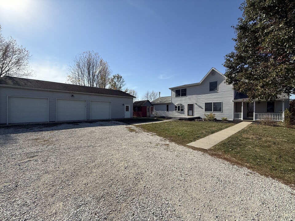 595 E 700 N in Sharpsville, IN - Building Photo