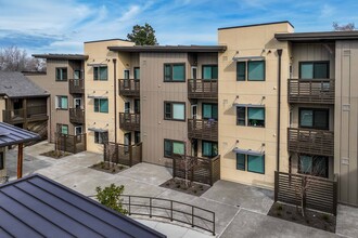 Pony Express Senior Apartments in Vacaville, CA - Foto de edificio - Building Photo