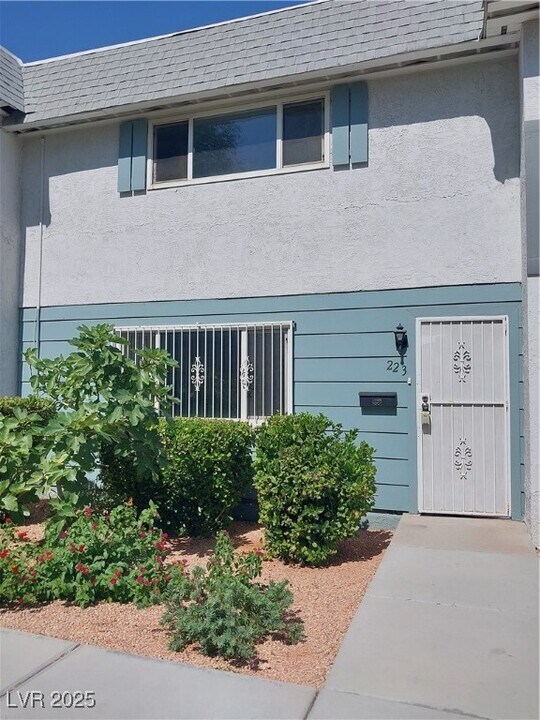 223 Greenbriar Townhouse Way in Las Vegas, NV - Building Photo