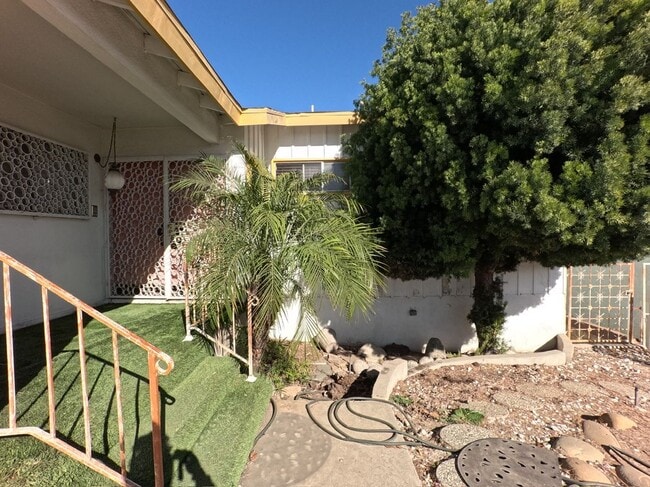 1237 W 124th St in Los Angeles, CA - Foto de edificio - Building Photo