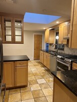 457 Parker St, Unit 4 Apartamentos