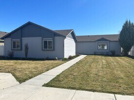 1586 Meriwether Ave in Richland, WA - Building Photo