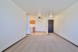 Varsity Square Apartments in Dekalb, IL - Foto de edificio - Building Photo