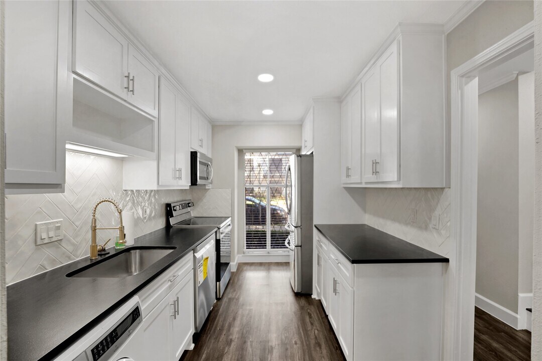 2218 Winrock Blvd in Houston, TX - Building Photo