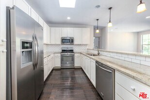 10639 Woodbridge St in Los Angeles, CA - Building Photo