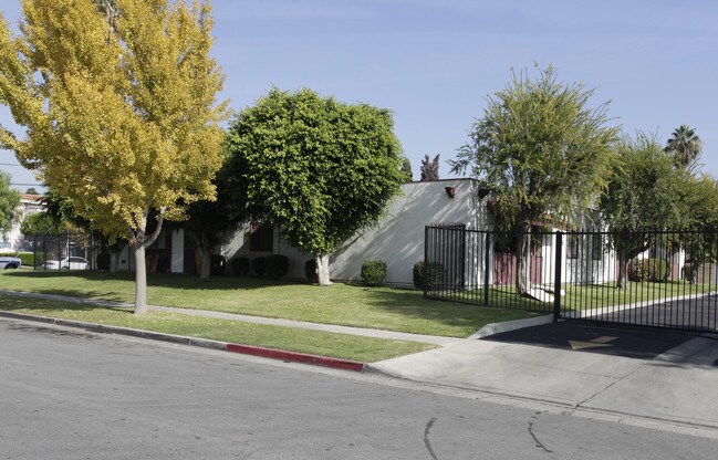 Marian Apartments in Anaheim, CA - Foto de edificio - Building Photo