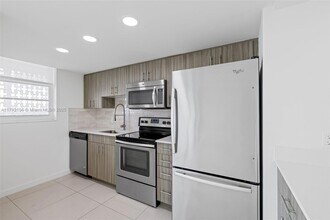 910 West Ave, Unit 1212 in Miami Beach, FL - Building Photo - Building Photo