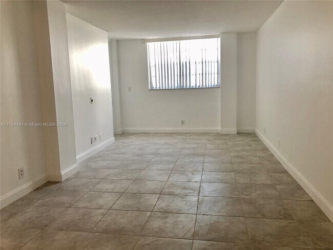 2903 NE 163rd St in North Miami Beach, FL - Building Photo - Building Photo