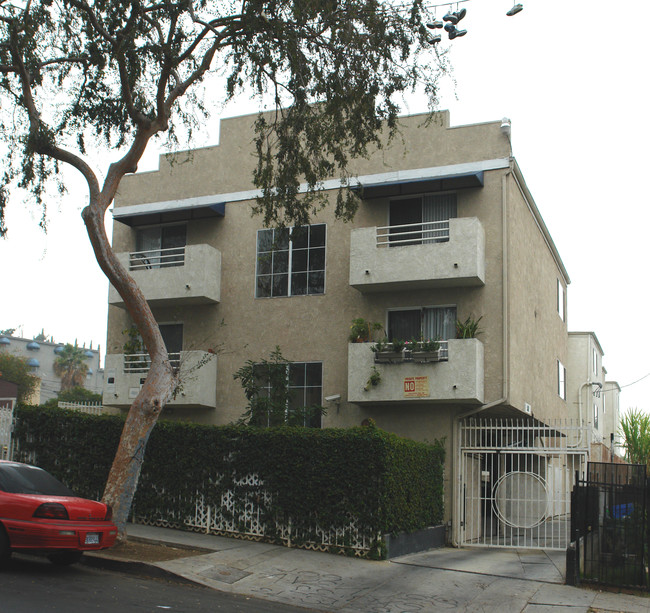 La Hacienda Courtyard Terrace Apartments in Los Angeles, CA - Foto de edificio - Building Photo