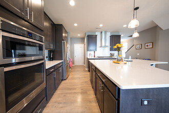 725 Wildflower Ln in Chanhassen, MN - Building Photo - Building Photo