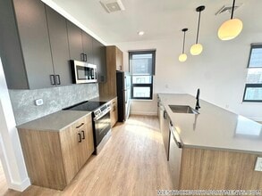 199 Gardner St, Unit 403 in Boston, MA - Foto de edificio - Building Photo