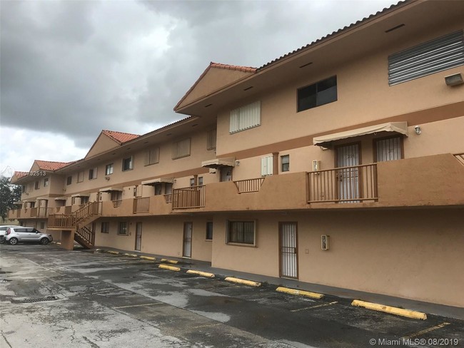 210 W 68th St-Unit -216 in Hialeah, FL - Foto de edificio - Building Photo