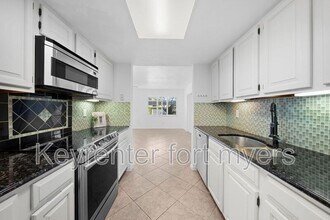 3052 Kings Lake Blvd in Naples, FL - Building Photo - Building Photo