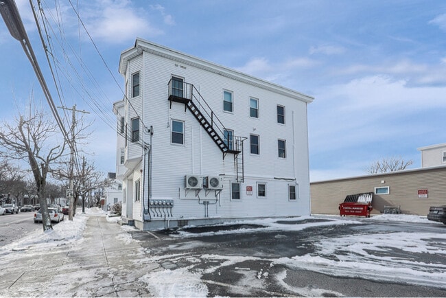503 Wood St, Unit 1 in Bristol, RI - Building Photo - Building Photo