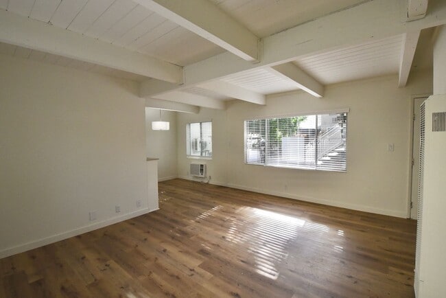 6125 Whitsett Ave in Los Angeles, CA - Building Photo - Building Photo